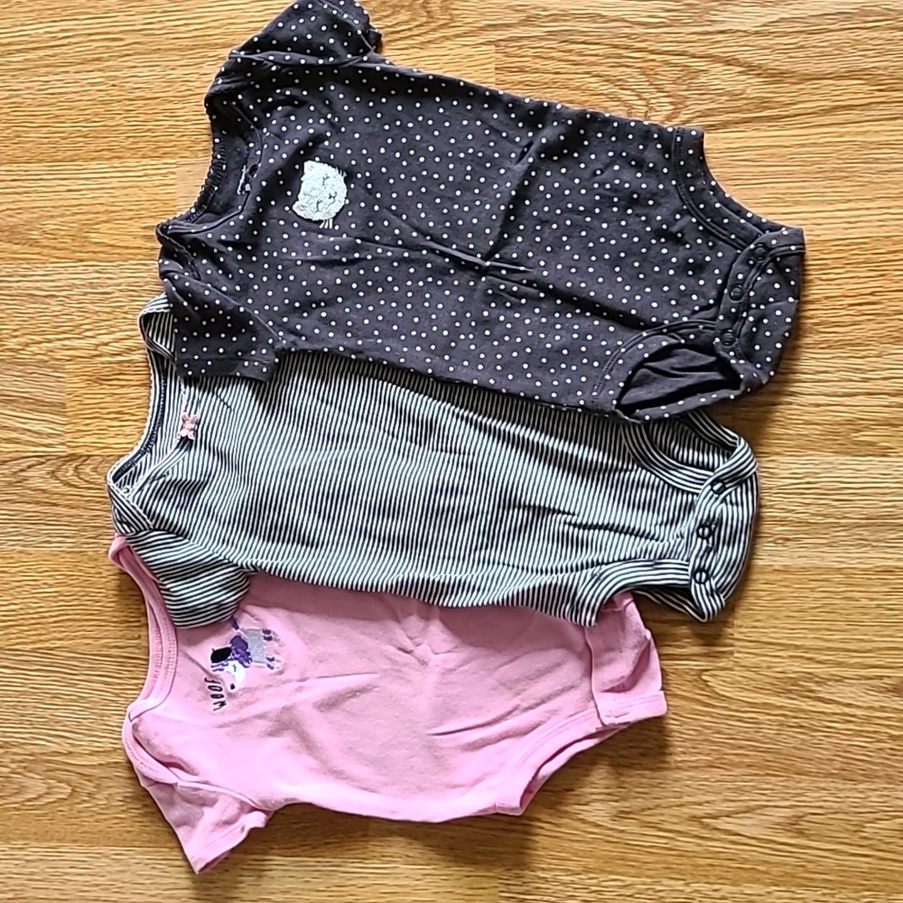 Set of 3 onesies in size 9 months